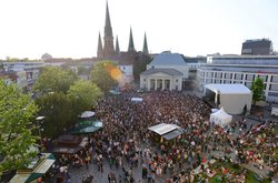 Blick auf den bevölkerten Schlossplatz während des Kultursommers. Foto: Jörg Hemmen