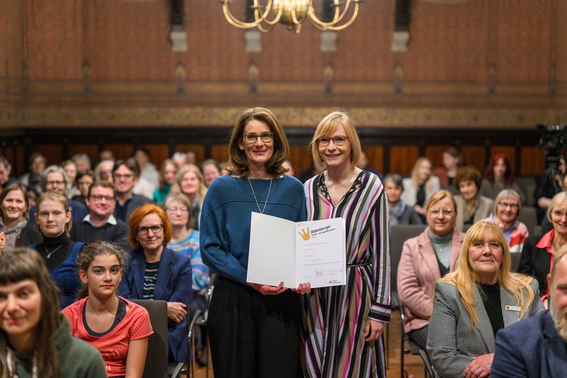 Autorin Ulla Schuh (links) wurde mit dem Kinder- und Jugendbuchpreis der Stadt Oldenburg 2024 ausgezeichnet. Bürgermeisterin Nicole Piechotta (rechts) verkündete die Preisträgerin. Foto: Mohssen Assanimoghaddam