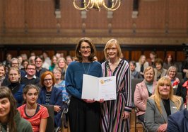 Autorin Ulla Schuh (links) wurde mit dem Kinder- und Jugendbuchpreis der Stadt Oldenburg 2024 ausgezeichnet. Bürgermeisterin Nicole Piechotta (rechts) verkündete die Preisträgerin. Foto: Mohssen Assanimoghaddam