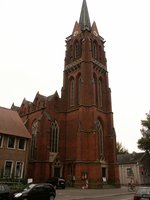 Rechts: Sankt Peter Kirche Peterstraße