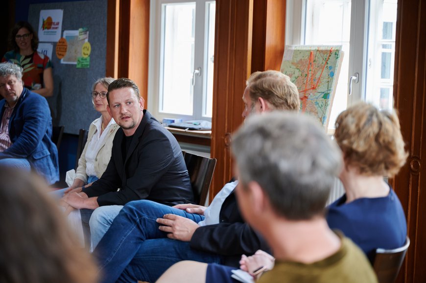 Sebastian Neubert stellt das Projekt der Oldenburger Kunstschule vor. Foto: Benjamin Klingebiell