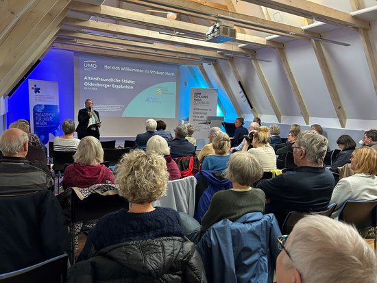 Rund 40 Bürgerinnen und Bürger informierten sich im Schlauen Haus über die Ergebnisse der Umfrage. Foto: Stadt Oldenburg Foto: Stadt Oldenburg