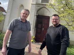 Die Männer der Stunde: Die beiden Hausmeister des Kulturzentrums PFL, Olaf Alves (links) und Andreas Erburt machten den Brandanschlag auf die benachbarte Synagoge zunichte. Foto: Stadt Oldenburg