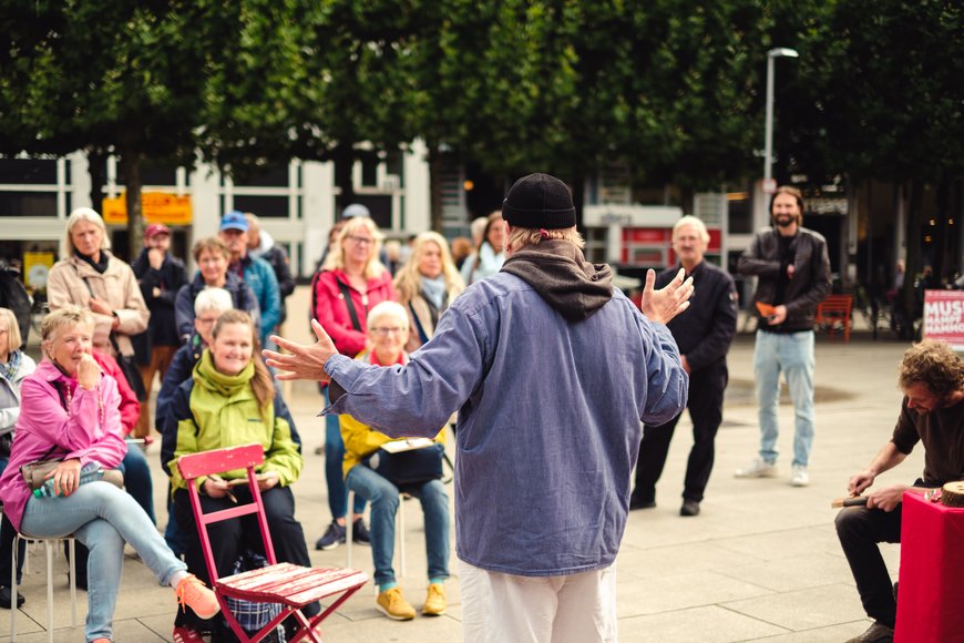 Richard Kachel Schauspieler "Käpt'n Claas" gibt dem Publikum sein Seemannsgarn zum Besten. Foto: Richard Kachel