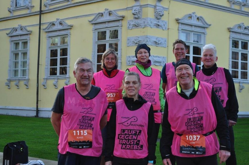 Läuferinnen und Läufer präsentieren das Shirt „Läuft. Gegen Brustkrebs". Foto: Stadt Oldenburg