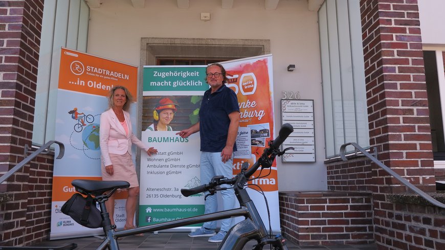 (von links): Bettina Unruh, Geschäftsführerin Baumhaus gGmbH, und Marco Frerichs, Geschäftsführer aktiv und irma Verbrauchermarkt GmbH, freuen sich auf viele Kilometer für das Erreichen des ersten Etappenziels. Foto: Stadt Oldenburg