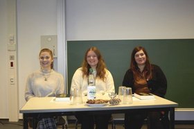 Moderationsteam und Dozentin Ella Margaretha Karnatz. Foto: Natalie Ebbecke/Institut für Germanistik, Carl von Ossietzky Universität Moderationsteam und Dozentin Ella Margaretha Karnatz. Foto: Natalie Ebbecke/Institut für Germanistik, Carl von Ossietzky Universität