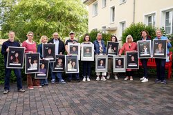 Die fotografierten Personen zeigen die Plakate der Aktion. Foto: Carsten Lienemann