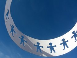 Figuren vor Himmel. Foto: S. Hofschlaeger/pixelio.de Figuren vor Himmel. Foto: S. Hofschlaeger/pixelio.de