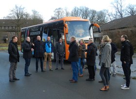 Menschen stehen vor einem orangefarbenen Bus mit Groningen-Aufschrift. Foto: Stadt Oldenburg