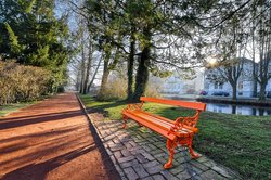 Parkbank an der Mühlenhunte. Foto: Hans-Jürgen Zietz