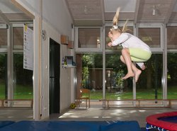 Kind springt in die Luft. Foto: Stadt Oldenburg Kind springt in die Luft. Foto: Stadt Oldenburg