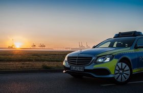 Polizeifahrzeug im Sonnenuntergang. Foto: Polizeiakademie Niedersachsen