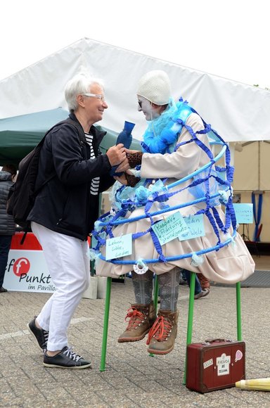 Walkact Tusnelda von Schnakenhausen mit einer Besucherin. Foto: Stadt Oldenburg