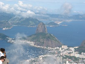 Ein Panoramafoto von Rio de Janeiro. Foto: Rainer Kaupil/Pixelio.de Ein Panoramafoto von Rio de Janeiro: in der Bildmitte der Berg Zuckerhut, umgeben von Meer und den küstennahen Bezirken der Stadt. Foto: Rainer Kaupil/Pixelio.de