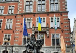 Vor dem Rathaus weht die ukrainische Flagge. Foto: Stadt Oldenburg