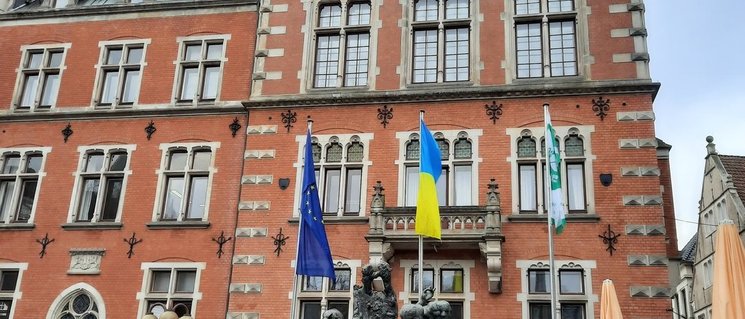 Vor dem Rathaus weht die ukrainische Flagge. Foto: Stadt Oldenburg