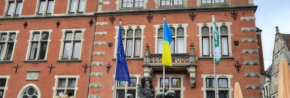 Vor dem Rathaus weht die ukrainische Flagge. Foto: Stadt Oldenburg