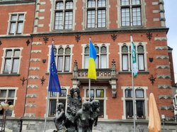 Vor dem Rathaus weht die ukrainische Flagge. Foto: Stadt Oldenburg