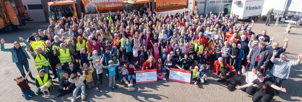 Gruppenbild fleißiger Müllsammlerinnen und -sammler auf dem Betriebsgelände des AWB. Foto: Sascha Stüber