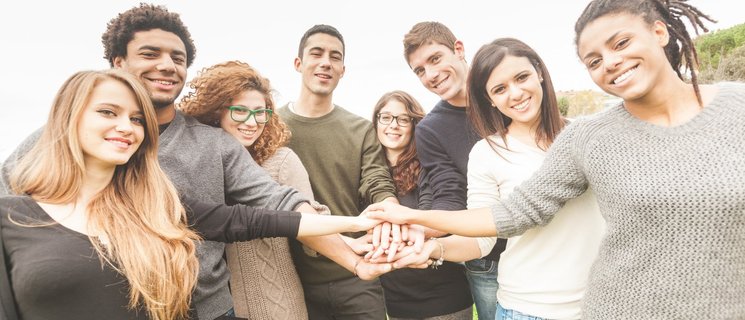 Gruppe Jugendlicher geben sich die Hand. Foto: william87/fotolia.de