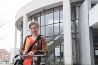 Student in front of the Carl von Ossietzky University. Picture: CvO University