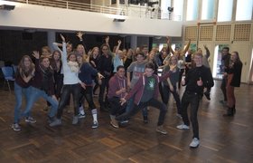 Die Schülerinnen und Schüler toben sich im Veranstaltungssaal des Kulturzentrums PFL aus. Foto: Volker Georg