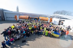 Gruppenbild fleißiger Müllsammlerinnen und -sammler auf dem Betriebsgelände des AWB. Foto: Sascha Stüber