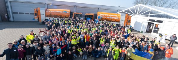 Gruppenbild fleißiger Müllsammlerinnen und -sammler auf dem Betriebsgelände des AWB. Foto: Sascha Stüber