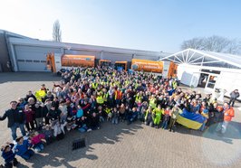 Gruppenbild fleißiger Müllsammlerinnen und -sammler auf dem Betriebsgelände des AWB. Foto: Sascha Stüber