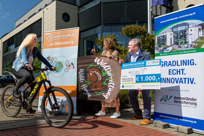 (von rechts): Axel Eilers, Vorstandsvorsitzender Ammerländer Versicherung VVaG, Claudia Lohmeyer, zweite Vorsitzende, und Nicole Buchholz, erste Vorsitzende Wildtierrettung „Wilde Herzen" Ammerland e.V., freuen sich über das Erreichen des siebten Etappenziels. Foto: Felix Wenzel