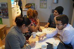 Besucherinnen und Besucher unterhalten sich beim offenen Café. Foto: Stadt Oldenburg