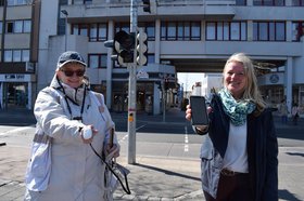 Sabine Görg (links) vom Behindertenbeirat und Annette Meyers, ehemalige Leiterin des Amtes für Verkehr und Straßenbau, stellten vor, wie das akustische Ampelsignal mit dem „Loc.id“-System beeinflusst werden kann. Foto: Stadt Oldenburg