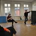 Vorschau: Jugendliche und Theaterpädagoge mit Maske bei der Probe. Skript mit Bühne im Hintergrund. Foto: Stadt Oldenburg