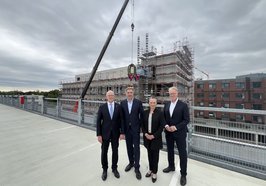 Große Freude beim Richtfest des Klinikum-Neubaus herrschte bei Rainer Schoppik (Kaufmännischer Vorstand des Klinikums), Oberbürgermeister Jürgen Krogmann, Prof. Dr. Andrea Morgner-Miehlke (Medizinische Vorständin des Klinikums) und Edzard Schultz (Heinle, Wischer und Partner). Foto: Stadt Oldenburg