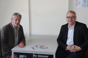 Paul Spoelstra mit Harald Mohr vom Amt für Teilhabe und Soziales. Foto: Stadt Oldenburg