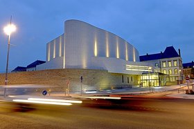 Théâtre Saint-Louis in Cholet bei Nacht. Foto: Mathilde Richard Théâtre Saint-Louis in Cholet bei Nacht, ein weißes, modernes Gebäude mit geschwungener Form. Foto: Mathilde Richard