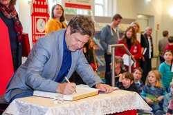 Robert Habeck trägt sich auf der KIBUM ins Goldene Buch der Stadt ein. Foto: Martin Remmers Robert Habeck trägt sich auf der KIBUM ins Goldene Buch der Stadt ein. Foto: Martin Remmers