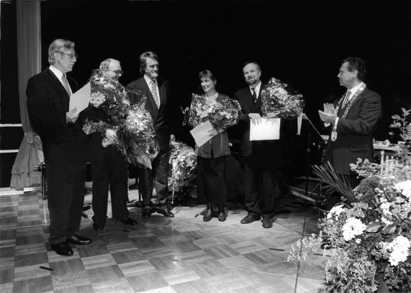 Die Preisträger v.l.n.r.: Prof. Dr. Gerhard Kraiker, Prof. Dr. Dirk Grathoff, Prof. Dr. Werner Boldt, Dr. Elke Suhr, Helmut Donat und damaliger Oberbürgermeister Dieter Holzapfel. Foto: Peter Kreier.