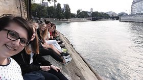 Schülerinnen und Schüler der Liebfrauenschule beim Picknick an der Seine. Foto: Liebfrauenschule