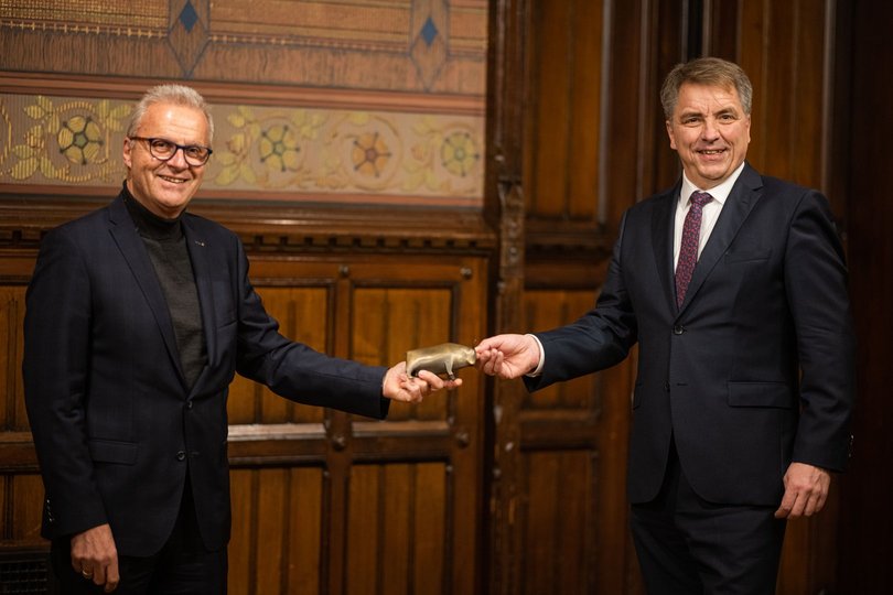 Oldenburger Bulle 2020: Oberbürgermeister Jürgen Krogmann und Preisträger Professor Wolfgang Nebel. Foto: Mohssen Assanimoghaddam