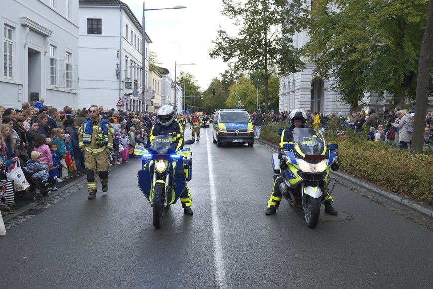 Der Festumzug wurde durch die Feuerwehr Oldenburg und die Polizei abgeschichert. Foto: Sascha Stüber