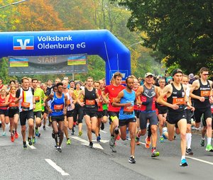 Läuferinnen und Läufer beim Start des 10-Kilometer-City-Laufes. Foto: Oldenburger Marathonverein e.V. Läuferinnen und Läufer beim Start des 10-Kilometer-City-Laufes. Foto: Oldenburger Marathonverein e.V.