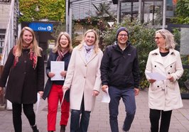 Arbeiten im neuen Verbundprojekt für gesunde und nachhaltige Ernährung zusammen (von links): Judith Busch (Ernährungsrat Oldenburg), Jutta Benken (Landkreis Oldenburg), Beate Faulborn (Landkreis Wesermarsch), Nils Marscheider (Stadt Oldenburg), Susanna Suhlrie (Regionalwert AG Bremen & Weser-Ems). Foto: Stadt Oldenburg