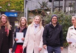 Arbeiten im neuen Verbundprojekt für gesunde und nachhaltige Ernährung zusammen (von links): Judith Busch (Ernährungsrat Oldenburg), Jutta Benken (Landkreis Oldenburg), Beate Faulborn (Landkreis Wesermarsch), Nils Marscheider (Stadt Oldenburg), Susanna Suhlrie (Regionalwert AG Bremen & Weser-Ems). Foto: Stadt Oldenburg