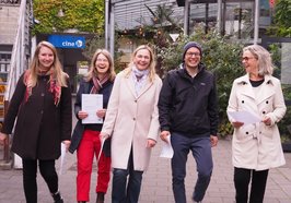 Arbeiten im neuen Verbundprojekt für gesunde und nachhaltige Ernährung zusammen (von links): Judith Busch (Ernährungsrat Oldenburg), Jutta Benken (Landkreis Oldenburg), Beate Faulborn (Landkreis Wesermarsch), Nils Marscheider (Stadt Oldenburg), Susanna Suhlrie (Regionalwert AG Bremen & Weser-Ems). Foto: Stadt Oldenburg