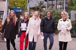 Arbeiten im neuen Verbundprojekt für gesunde und nachhaltige Ernährung zusammen (von links): Judith Busch (Ernährungsrat Oldenburg), Jutta Benken (Landkreis Oldenburg), Beate Faulborn (Landkreis Wesermarsch), Nils Marscheider (Stadt Oldenburg), Susanna Suhlrie (Regionalwert AG Bremen & Weser-Ems). Foto: Stadt Oldenburg