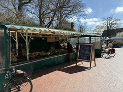 Peter Kluin mit der Marktgärtnerei auf dem Wochenmarkt in Eversten. Foto: Stadt Oldenburg Peter Kluin mit der Marktgärtnerei auf dem Wochenmarkt in Eversten. Foto: Stadt Oldenburg