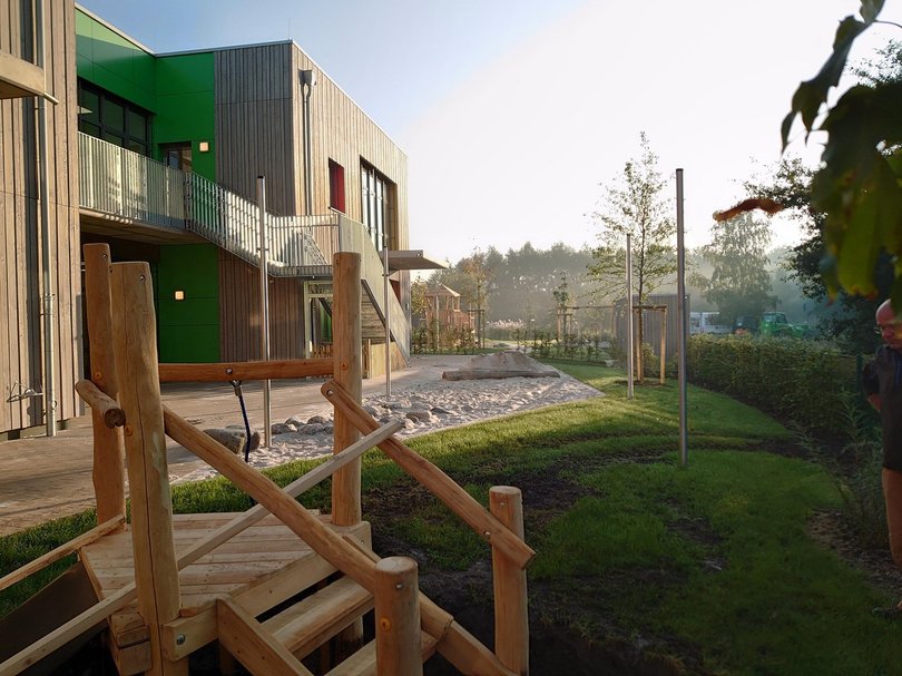 Rückseite Kita mit Spielplatz. Foto: Kilian + Kollegen Landschaftsarchitekten.