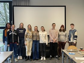 Teilnehmerinnen und Teilnehmer der Schreibwerkstatt und Sabrina Janesch. Foto: Literaturhaus Oldenburg